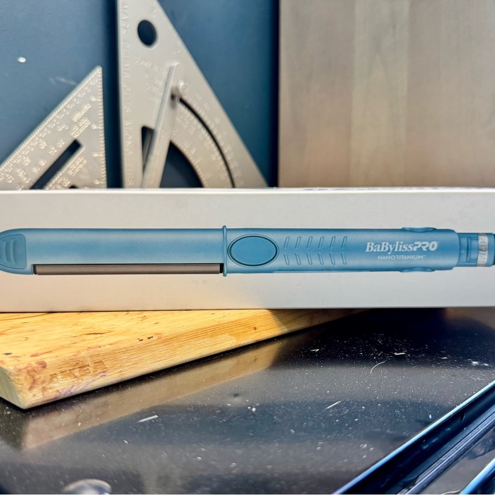 BaBylissPRO Nano Titanium 1" Curved Styling Iron - Blue - Picture 5 of 6